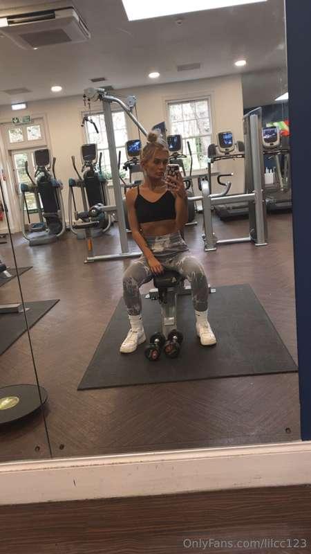 My goal this year is to be fit and ripped with a fat ass 👅👋🏼..