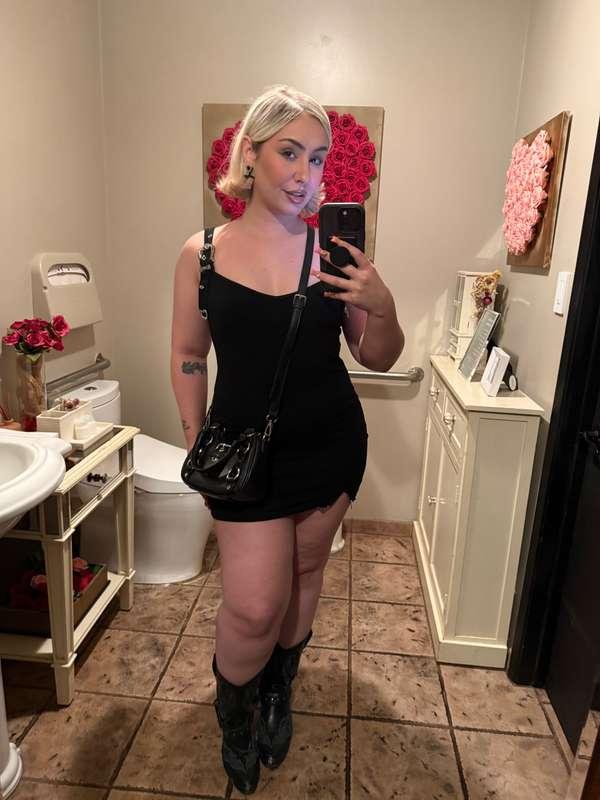 Outfit too slutty for this bathroom 😈🌹