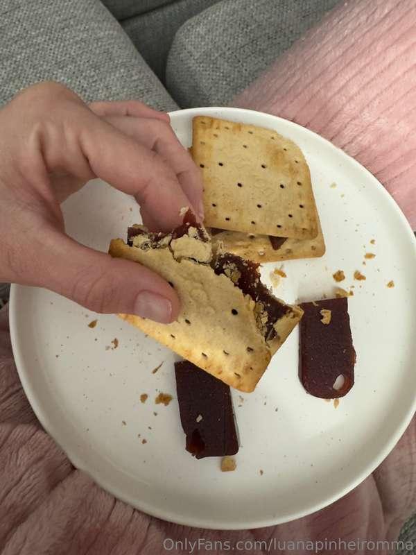 food that tastes like home 🥹🩷(Cream cracker with guava sweet..