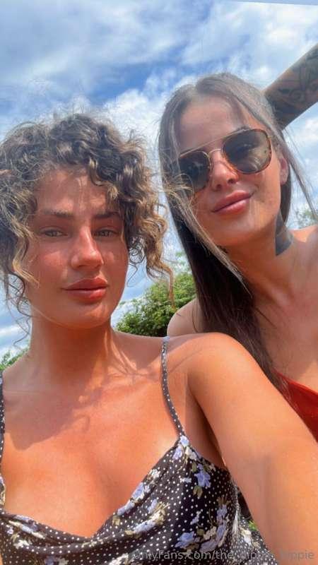 Sun's up ☀️ with friends 👧