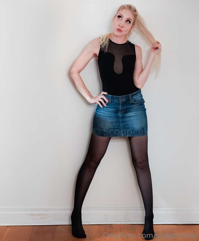 I can feel how tight these nylons are on my legs… makes me w..