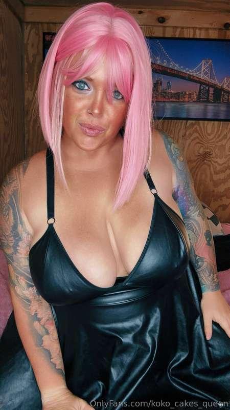 Rubbing oil all over my pussy and titties 😈 my vibrator gets..