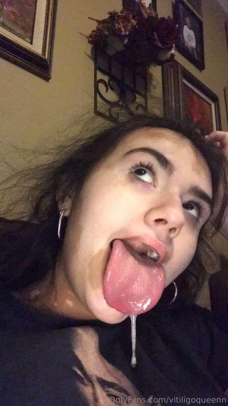 For all my tongue fetish fans 👅 uvula play and spit play 10+..