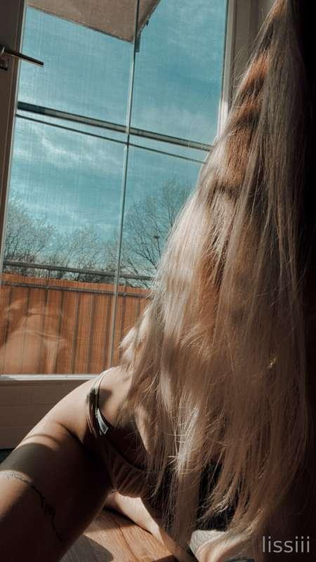 Booty in the window 😏