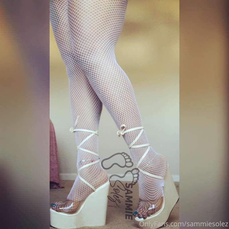 Just looking for a good boy to eat these feet 👣.