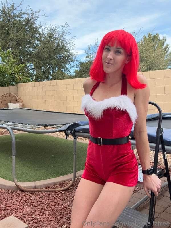 Santa’s little helper here to serve 🥵