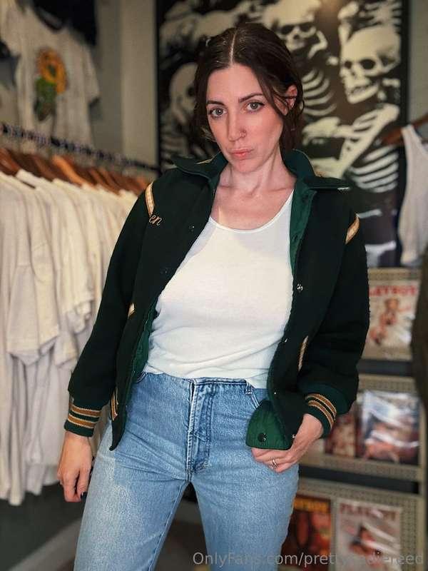 A little 1960s cheerleader jacket moment over 90s jeans 💋