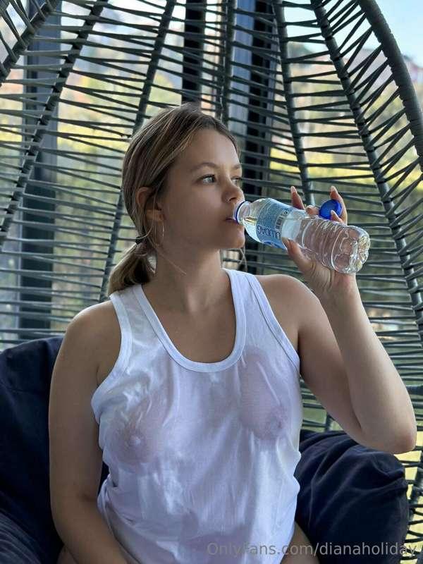 Oops, I don't think I drank water carefully and it spilled o..