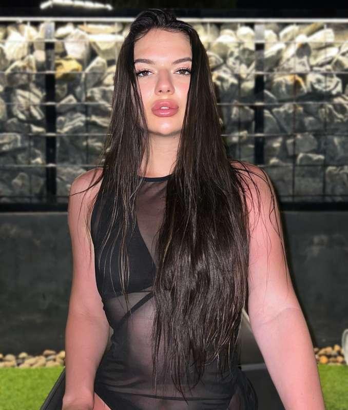 🗨️I frequently hear guys saying that they're into attractive..