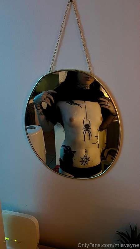 mirror mirror on the wall who’s the prettiest of them all?