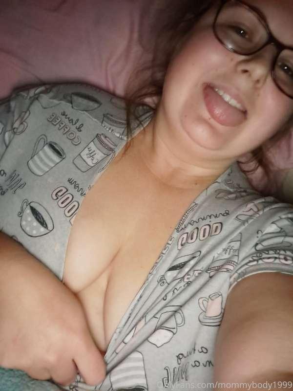 Titty Tuesday!! Go buy a video 😫🤌 Please daddy?
