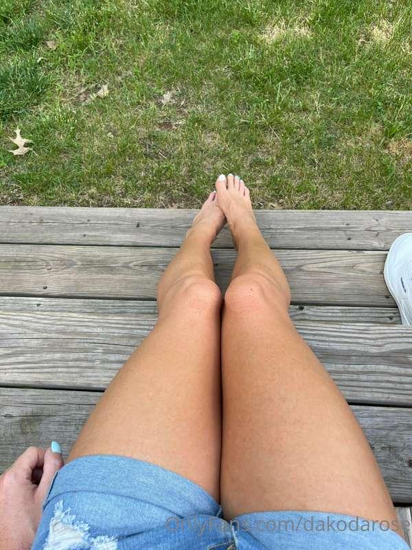 Happy Saturday 🙈 it’s 93 here today and I’m loving the weath..