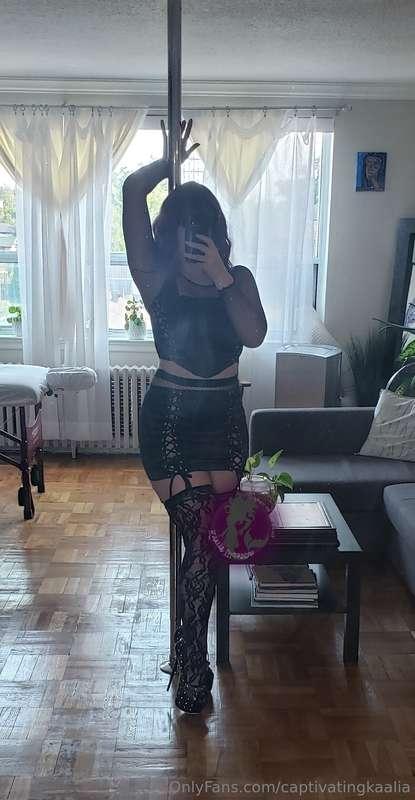 Who says you can't mix brocade with fishnets with lace? 😏