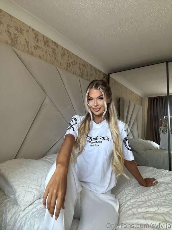 Cosy Sundays in bed 🤍⭐️