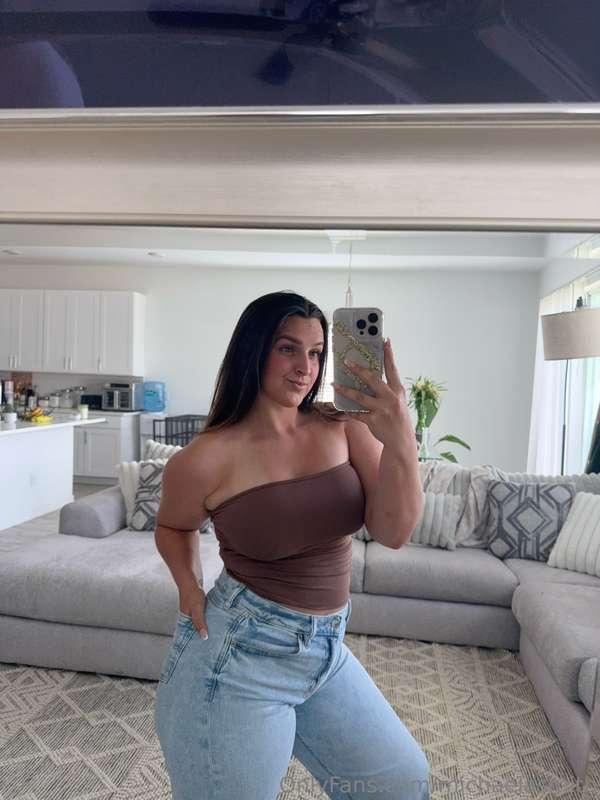 Do you think I'm girlfriend material? DM me if you do 😍
