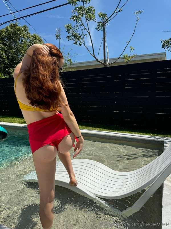 Catching some sunlight 🥵 maybe a little spanking? 💦🍑
