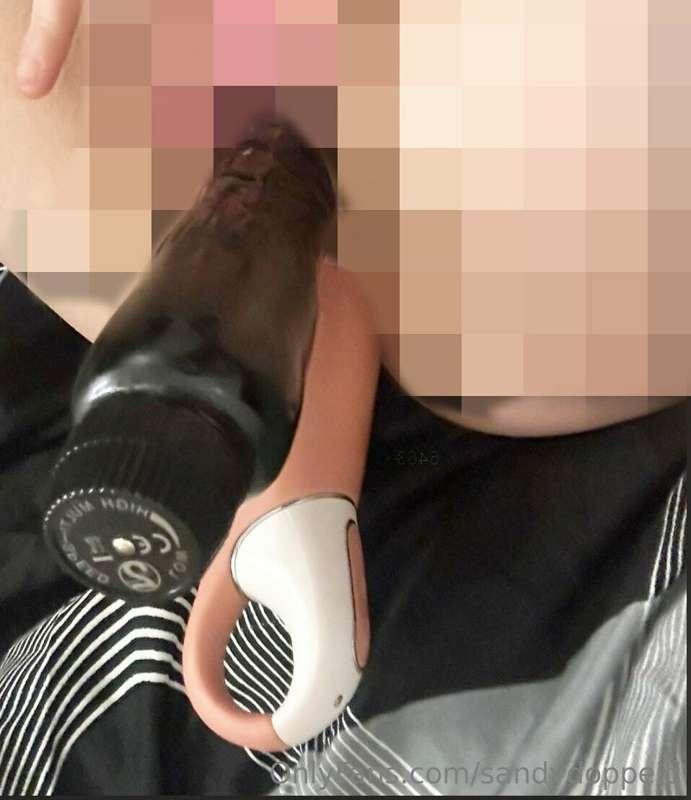 Geile, weite Dehnung durch zwei dicke Spielzeuge. Siehst Du ..