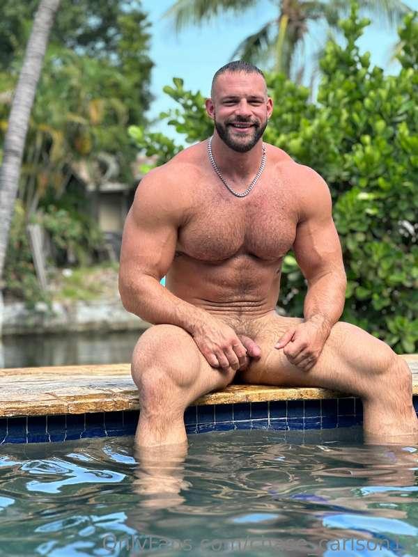 Chillin poolside 😎 I love skinny dipping / chunky dunking 🦍💦