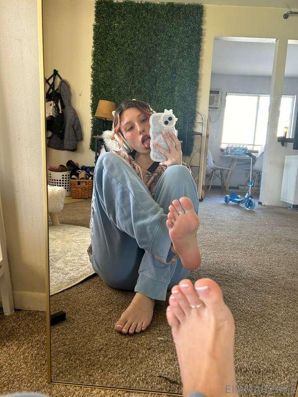 Any feet lovers here ?!