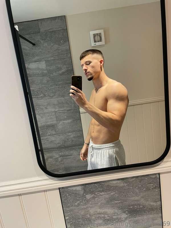 Watch how big my muscles are boy 💪
