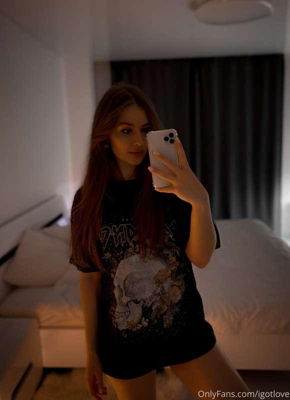 Sometimes I wear this kind of home outfit, only one tshirt, ..