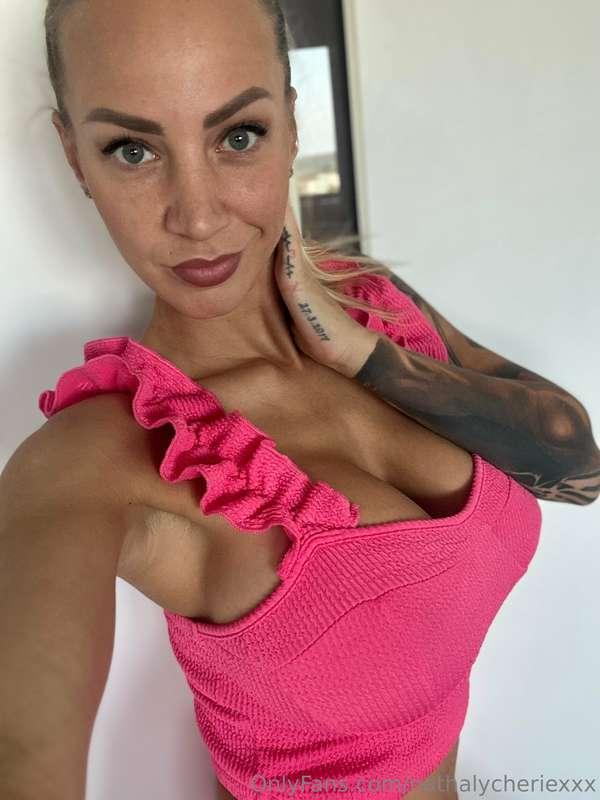 I am lucky the dress are so stretchy 😝 ___ Mám štěstí, že js..