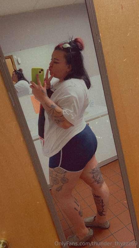 Hey daddy Watch me cream all over my huge dildo DM me for th..