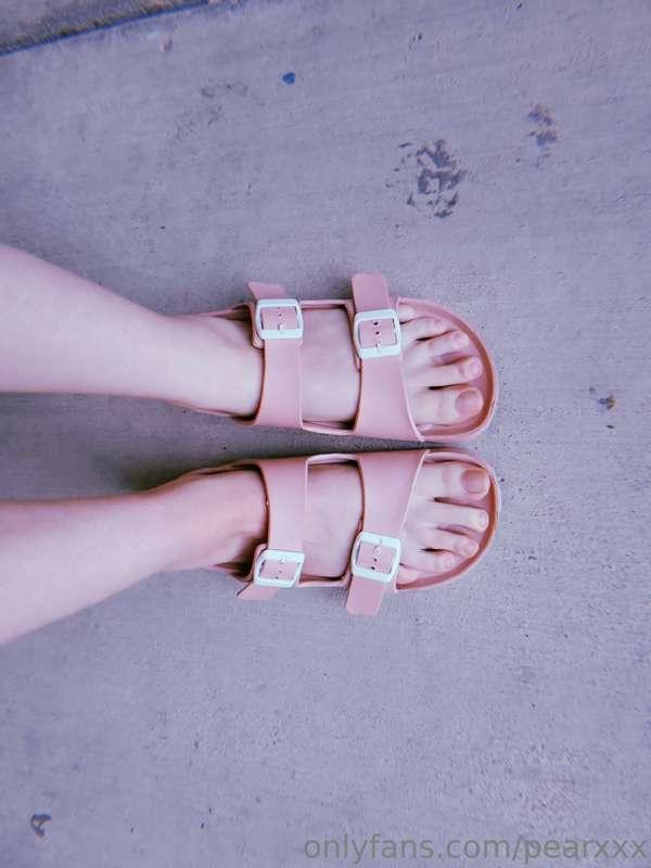 rare feet post lol
i am obsessed with my new sandals