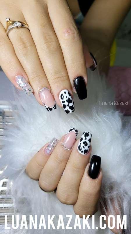 O que achou das minhas unhas? Fiz até uma decoraçãozinha de ..