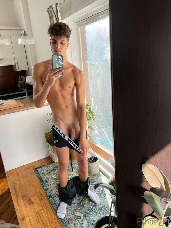 Happy hump day... Who's gonna make me cum tonight?