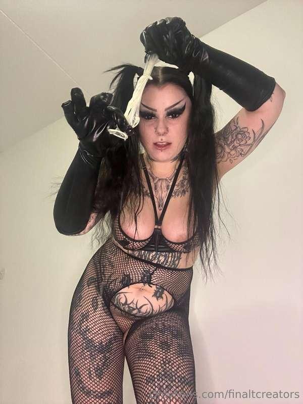 @sonzja Goth, inked and pierced✨ Fetish friendly🖤  Tervetulo..