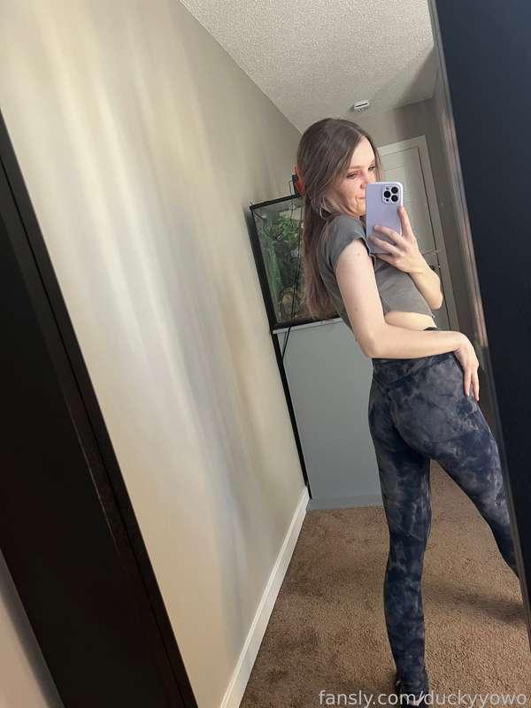 Watch them come off 🤭

#leggings #ass #petite #smallwaist #slut