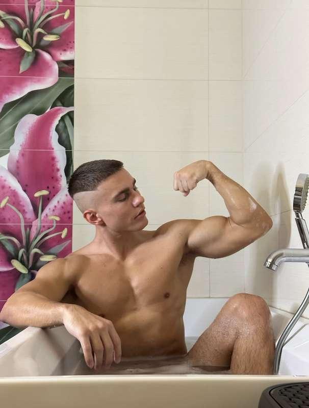 i wish u could touch my biceps right now !😈