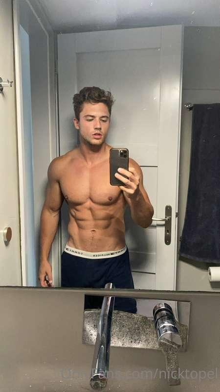 Shirtless mirror selfie with Tommy

🤳🩲