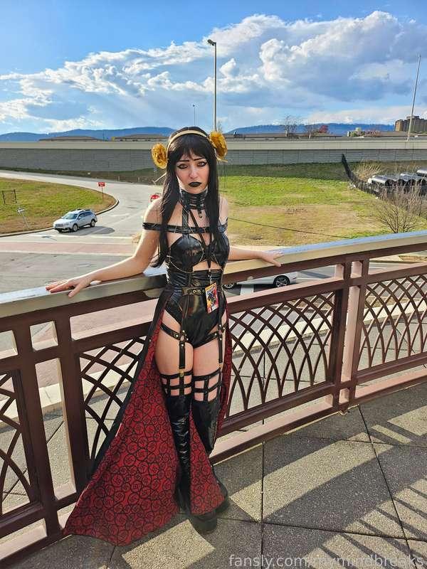 My favorite picture taken of myself at the convention yesterday 🖤 I felt so pretty and alive. I didn't make any sales 😕 it was pretty dead and super small but I had fun hanging out with my friends. I'll be selling my prints on MV, I think you guys will like them.

#cosplay #sexy #lingerie #lewd #boudior #egirl #goth