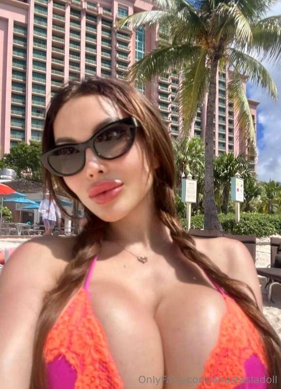 Will you give my boobs YOUR tanning oil? 🍒💦