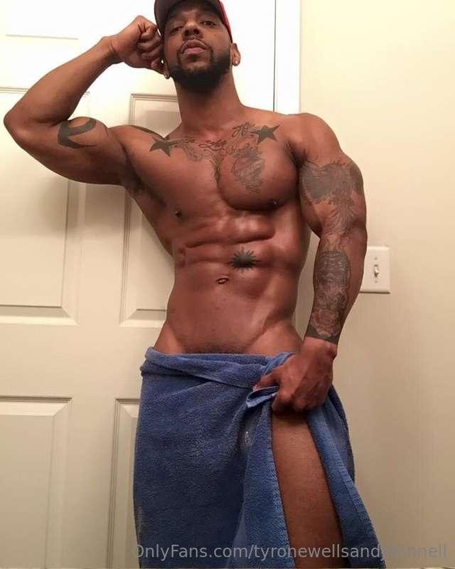 Come worship my muscles 