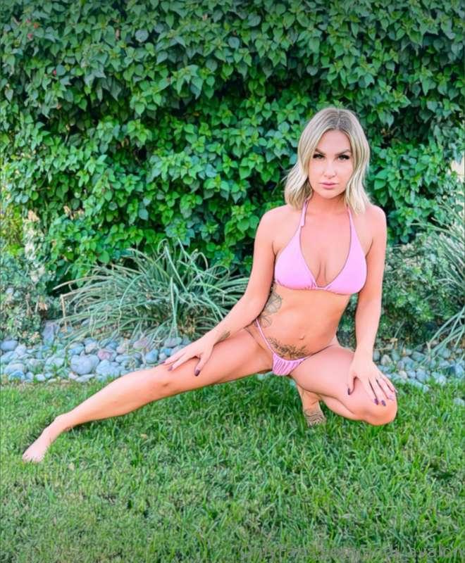 Starting the week in my pink micro bikini 💕💦