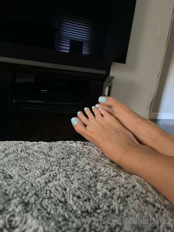 My new toe colors blue 🙈 can’t wait to take a bunch of pics🙈..
