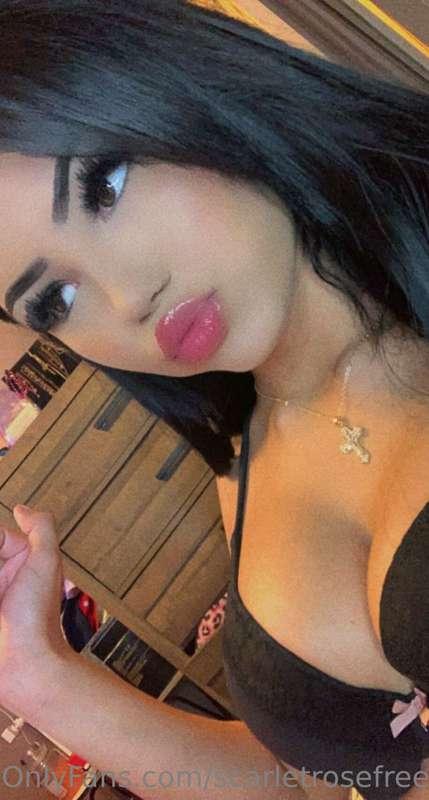 i’m so bored someone message me 😩😩