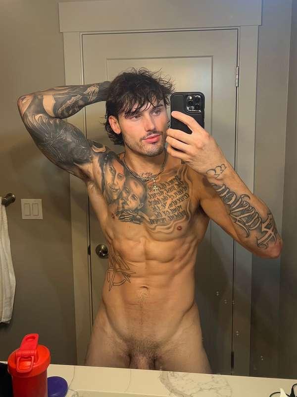 V-line points to the treasure😌