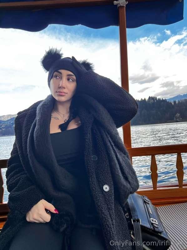 Pretending I’m not freezing but still cute, right?😜
