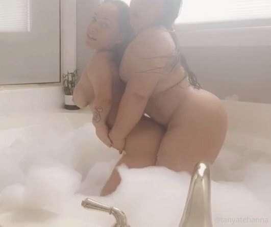 I love it when Sammy comes over for a bath 💦 @mariebaby