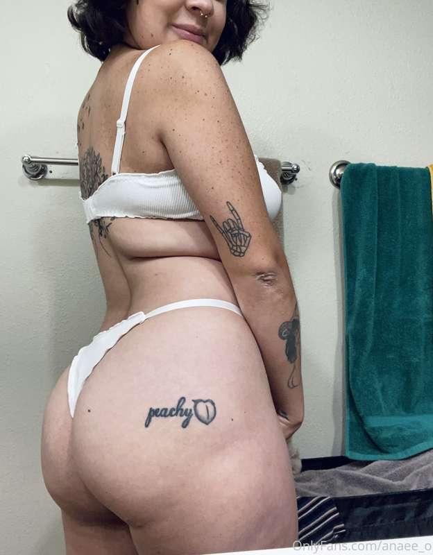 Happy Wednesday! 🤩 
Itching for a new tattoo!! How many do y..