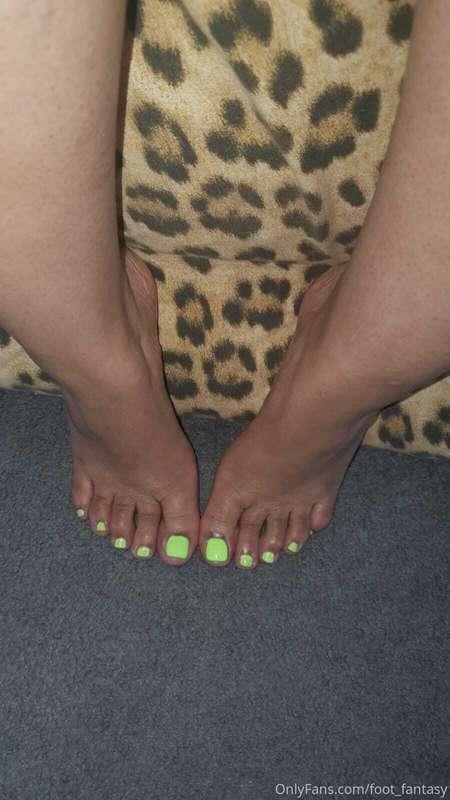 Lime green toes