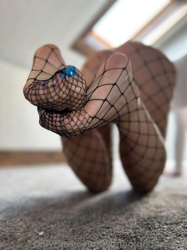 Scrunched fishnet soles 🤭💙