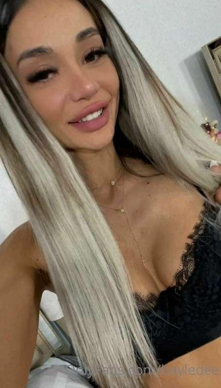will you look under that short bra? 🥰😋