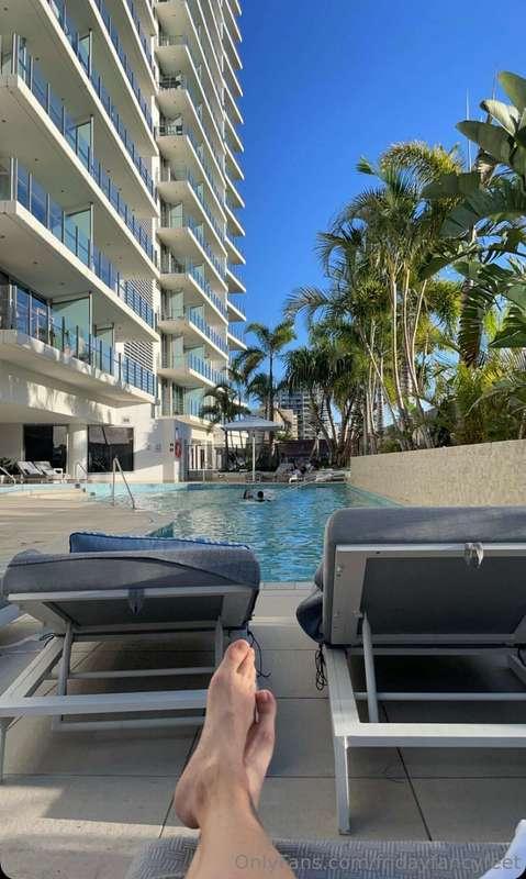 A weekend away with the girls. Chilling by the pool 🦶😀