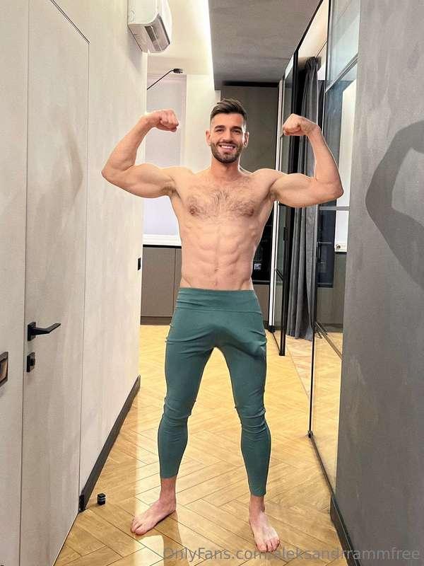 The real GAY 🏳️‍🌈 with monster cock 🍆🤤@therealjays 😍His cock..