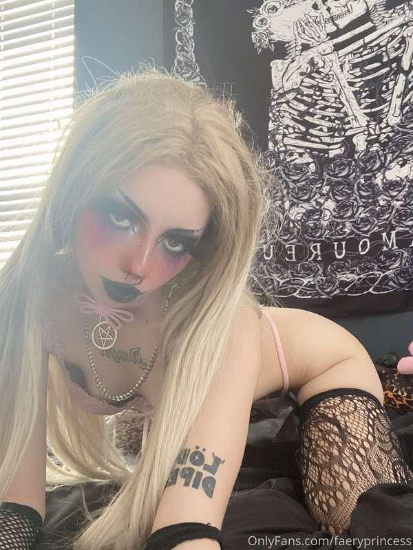 thought id drop a cute booty pic here 🥺🖤🦇